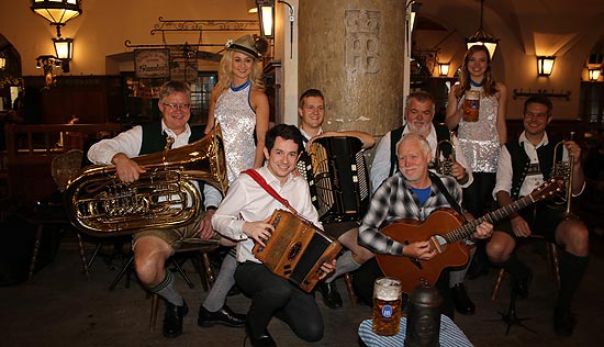 Im Hofbr&auml;uhaus fand ein spontaner Auftritt der &bdquo;Oberm&uuml;ller Musikanten&ldquo; mit Mitgliedern der Show &bdquo;Danceperados of Ireland&ldquo; statt (&copy;Foto: Martin Schmitz)